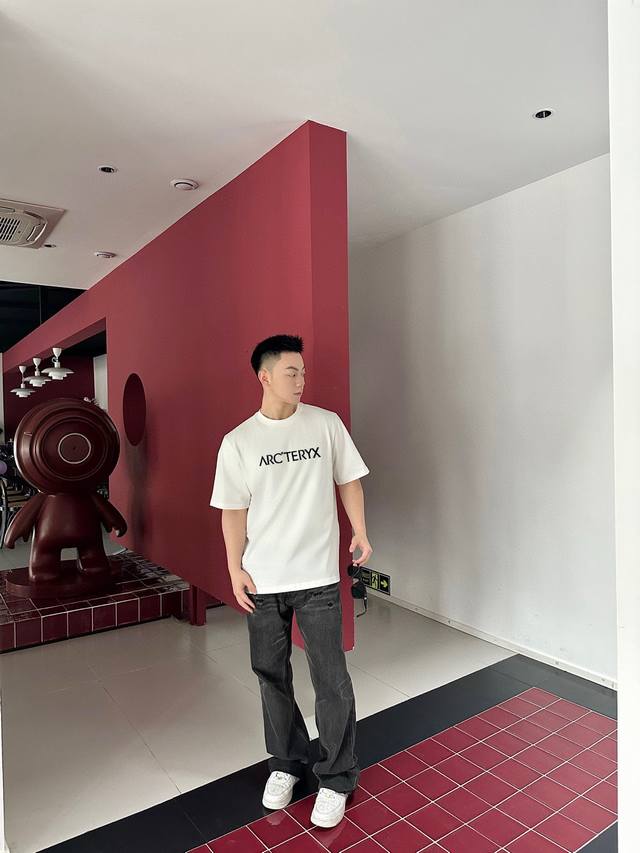 始祖鸟 新款字母印花双层重工短袖T桖 字母图案不管是T桖还是卫衣都是每年的爆款单品 前幅大面积印花采用大康丽数码印花机直喷 成本极高 经过多次的调试打版图案色差