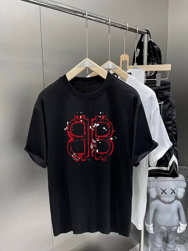 巴黎世家 新款字母印花双层重工短袖T桖 字母图案不管是T桖还是卫衣都是每年的爆款单品 前幅大面积印花采用大康丽数码印花机直喷 成本极高 经过多次的调试打版图案色