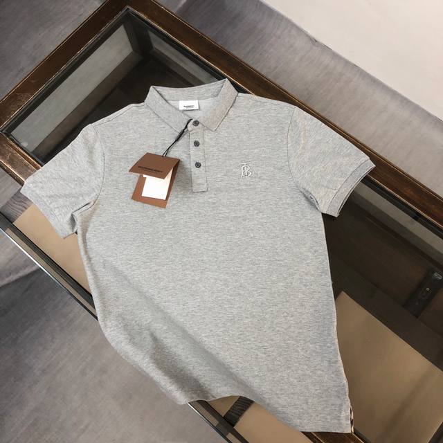 Cburberry 巴宝莉 2025春夏最新款～ 备受推崇 男女同款 商务休闲翻领Polo衫～ 胸口经典标志刺绣点缀 ～纽扣带Logo设计～很精致 ～合体的剪裁
