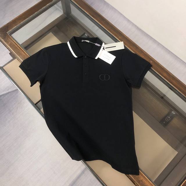 Cdior 迪奥 2025春夏最新款Polo衫～ 备受推崇 男女同款 商务休闲翻领Polo衫～刺绣Cd字母工艺～很精致 ～合体的剪裁版型衬托出了极简主义的设计风