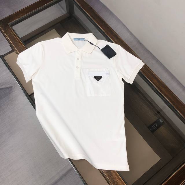 Cpra*Da 普拉达 2025春夏最新款Polo衫～ 备受推崇 男女同款 商务休闲翻领Polo衫～很精致！ 三标齐全～合体的剪裁版型衬托出了极简主义的设计风格