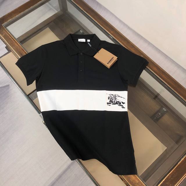 Cbur*Berry 巴宝莉 2025春夏最新款战马骑士标识～ 备受推崇 男女同款 商务休闲翻领Polo衫～很精致 ～合体的剪裁版型衬托出了极简主义的设计风格，
