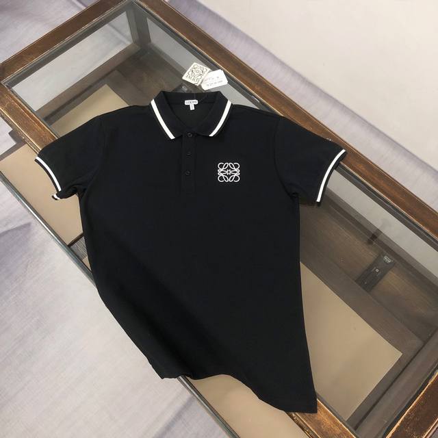 Cloewe 罗意威 2025春夏最新款Polo衫～ 备受推崇 男女同款 商务休闲翻领Polo衫～经典刺绣Logo工艺～很精致 ～合体的剪裁版型衬托出了极简主义