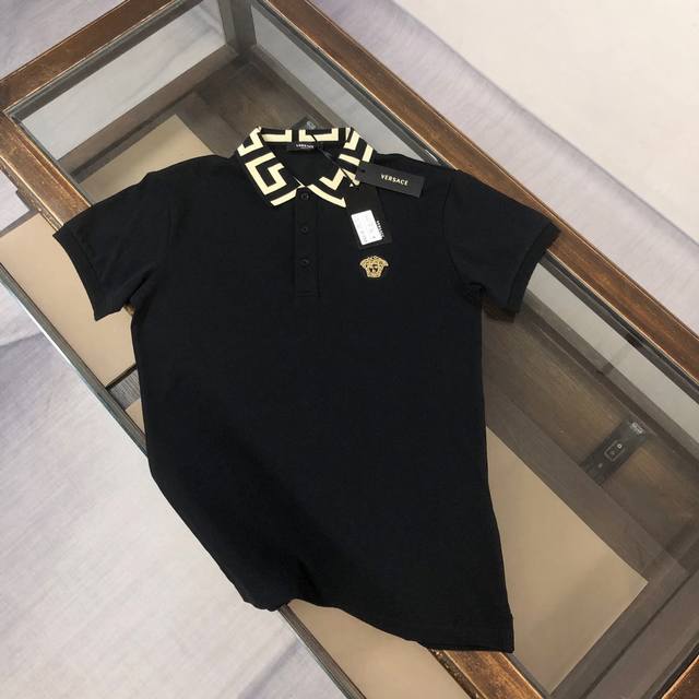 Cversace 范思哲 2025春夏最新款Polo衫～ 备受推崇 男女同款 商务休闲翻领Polo衫～很精致 ～合体的剪裁版型衬托出了极简主义的设计风格，把优雅