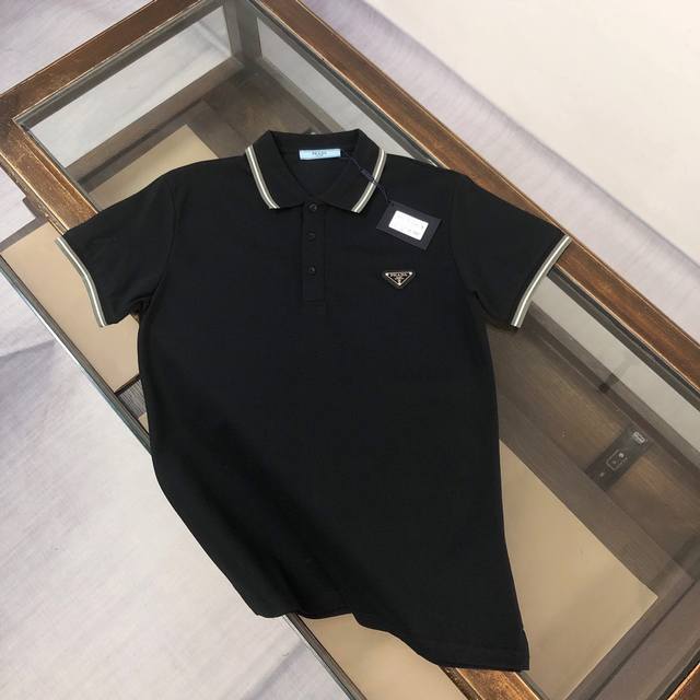 Cprada 普拉达 2025春夏最新款Polo衫～ 备受推崇 男女同款 商务休闲翻领Polo衫～金属三角铁标徽章点缀～很精致 ～合体的剪裁版型衬托出了极简主义