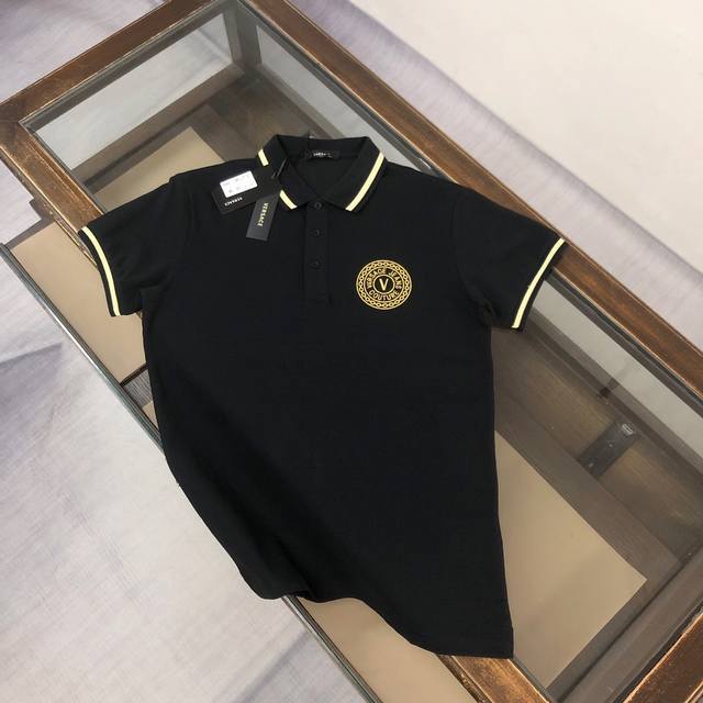 Cversace 范思哲 2025春夏最新款Polo衫～ 备受推崇 男女同款 商务休闲翻领Polo衫～刺绣图案Logo设计～很精致 ～合体的剪裁版型衬托出了极简