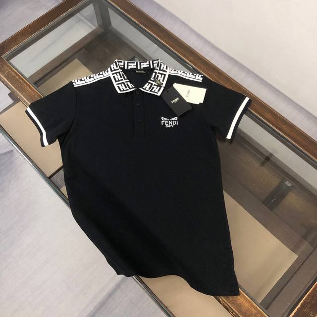 Cfendi 芬迪 2025春夏最新款Polo衫～ 备受推崇 男女同款 商务休闲翻领Polo衫～织带拼接提花Logo设计+刺绣小眼睛Logo～很精致 ～合体的剪