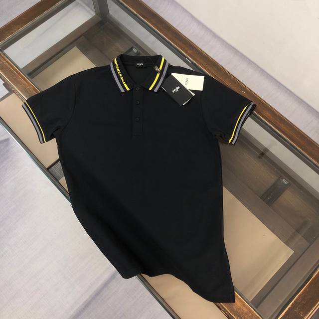 Cfendi 芬迪 2025春夏最新款Polo衫～ 备受推崇 男女同款 商务休闲翻领Polo衫～领口螺纹定制Logo～很精致 ～合体的剪裁版型衬托出了极简主义的