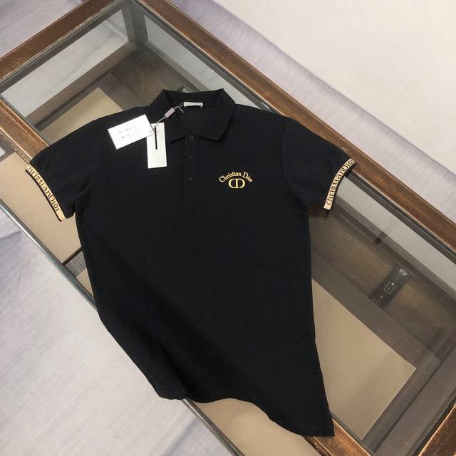 Cdior 迪奥 2025春夏最新款Polo衫～ 备受推崇 男女同款 商务休闲翻领Polo衫～很精致 ～合体的剪裁版型衬托出了极简主义的设计风格，把优雅风展露的
