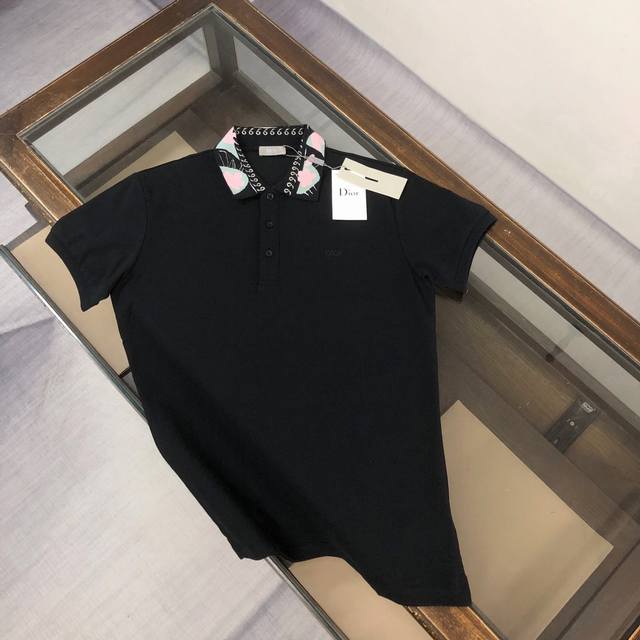 Cdior 迪奥 2025春夏最新款Polo衫～ 备受推崇 男女同款 商务休闲翻领Polo衫～刺绣字母Logo工艺～很精致 ～合体的剪裁版型衬托出了极简主义的设