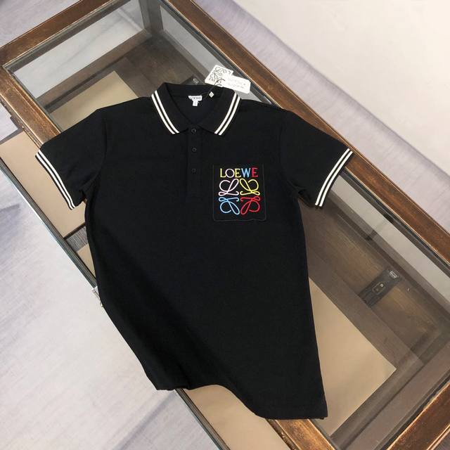 Cloewe 罗意威 2025春夏最新款Polo衫～ 备受推崇 男女同款 商务休闲翻领Polo衫～很精致 ～合体的剪裁版型衬托出了极简主义的设计风格，把优雅风展