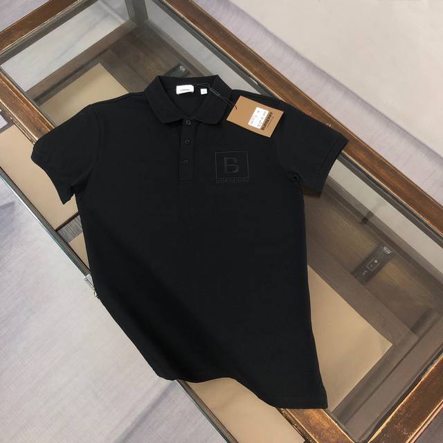 Cbur*Berry 巴宝莉 2025春夏最新款～ 备受推崇 男女同款 商务休闲翻领Polo衫～立体字母Logo刺绣工艺～很精致 ～合体的剪裁版型衬托出了极简主
