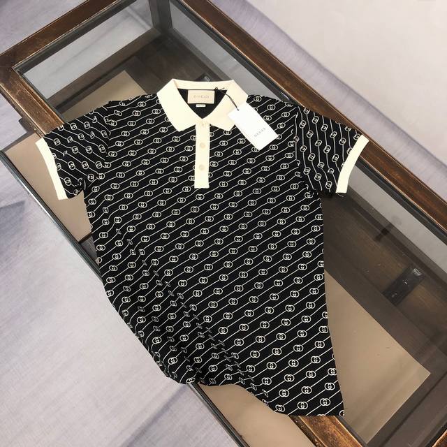 Cgucci 古驰 2025春夏最新款～ 备受推崇 男女同款 商务休闲翻领Polo衫～很精致 ～合体的剪裁版型衬托出了极简主义的设计风格，把优雅风展露的一览无余