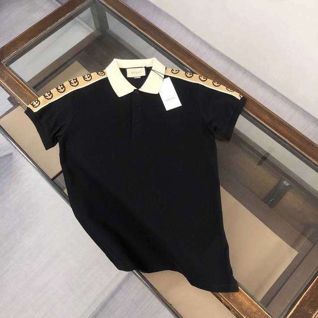 Cgucci 古驰 2025春夏最新款～ 备受推崇 男女同款 商务休闲翻领Polo衫～织带拼接提花Logo设计～很精致 ～合体的剪裁版型衬托出了极简主义的设计风