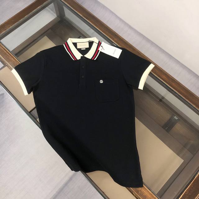 Cgucci 古驰 2025春夏最新款～ 备受推崇 男女同款 商务休闲翻领Polo衫～很精致 ～合体的剪裁版型衬托出了极简主义的设计风格，把优雅风展露的一览无余