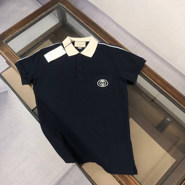 Cgucci 古驰 2025春夏最新款～ 备受推崇 男女同款 商务休闲翻领Polo衫～很精致 ～合体的剪裁版型衬托出了极简主义的设计风格，把优雅风展露的一览无余