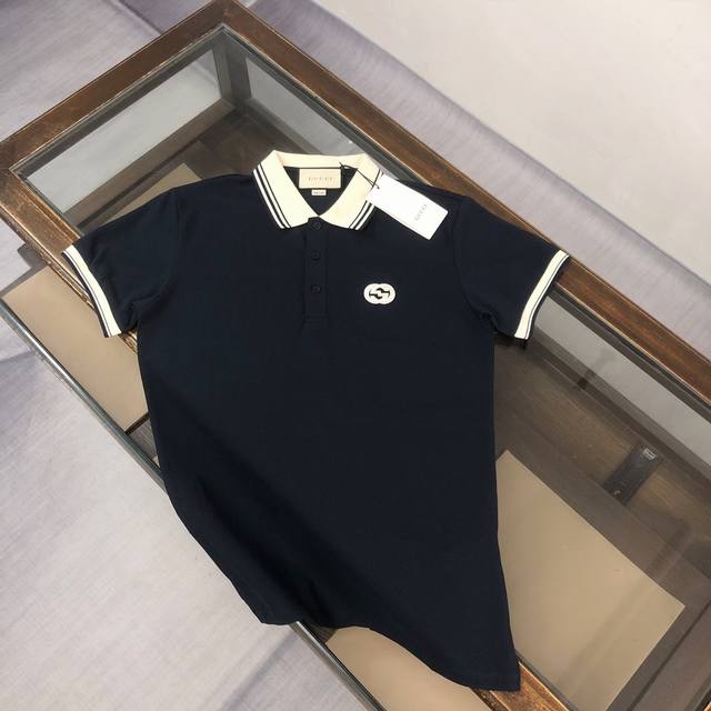 Cgucci 古驰 2025春夏最新款～ 备受推崇 男女同款 商务休闲翻领Polo衫～精致刺绣Logo工艺～很精致 ～合体的剪裁版型衬托出了极简主义的设计风格，