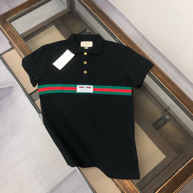Cgucci 古驰 2025春夏最新款Polo衫～ 备受推崇 男女同款 商务休闲翻领Polo衫～很精致！ 三标齐全～合体的剪裁版型衬托出了极简主义的设计风格，把