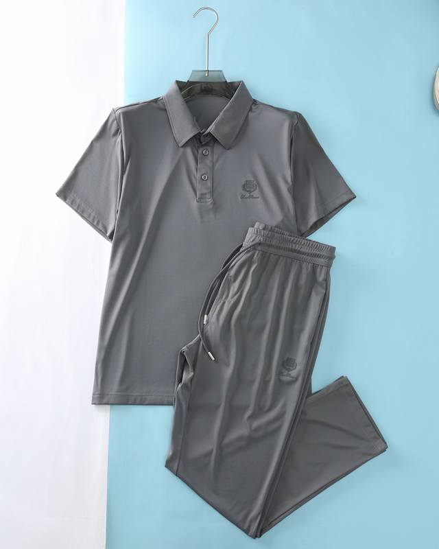 新品 Lor* Piana衣服 裤子Ly68130 2025Ss夏季新款，男士经典硅胶徽章装饰商务休闲短袖Polo衫+抽绳直筒型休闲裤套装！贸易公司渠道稀出，领