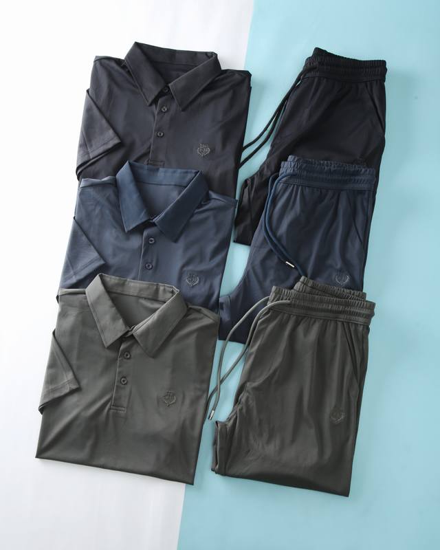 新品套装 Lor* Piana 裤子 Ss夏季新款，男士经典徽章刺绣标识翻领短袖Polo衫+抽绳卫裤套装！贸易公司渠道稀出，领先Gw发售！进口四面弹力速干面料，