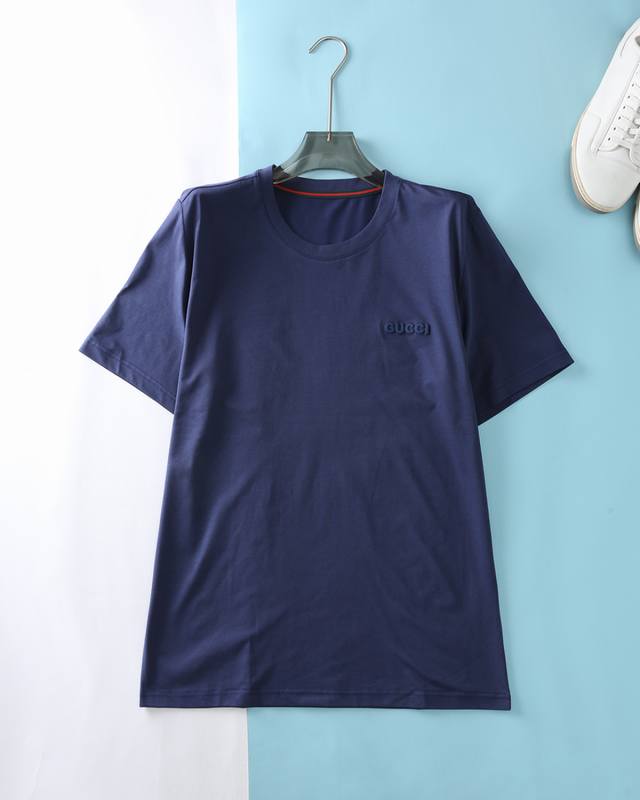 新品Gui 古* Ss夏季新款，男士经典字母标识刺绣基础纯色圆领短袖T恤衫！G家新款热门单品奉献，基础款纯色，采用双股纯棉面料打造而成，棉纤维具有天然的透气性和