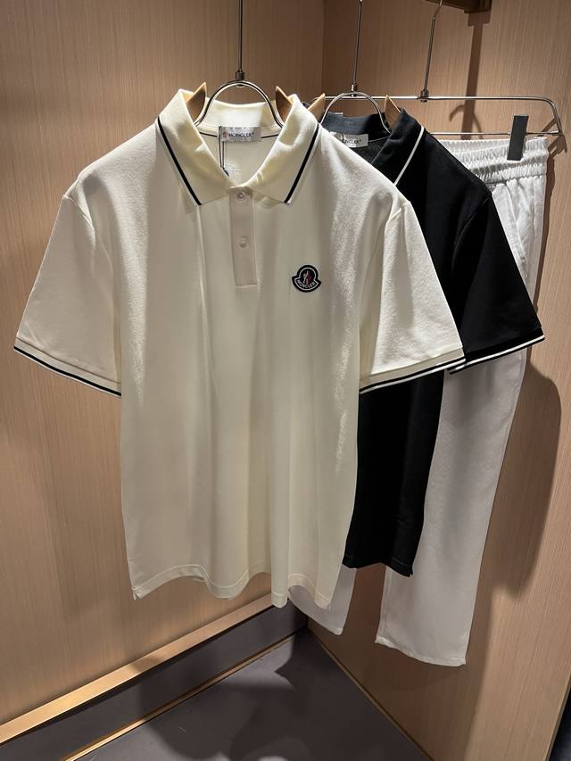Mon蒙**口2025春夏新款男士原单男士短袖Polo衫，贸易公司货，官网同步发售！此类型的基础单品是每季必出现的，客供进口珠地网眼棉，舒适性与透气性兼备，整体