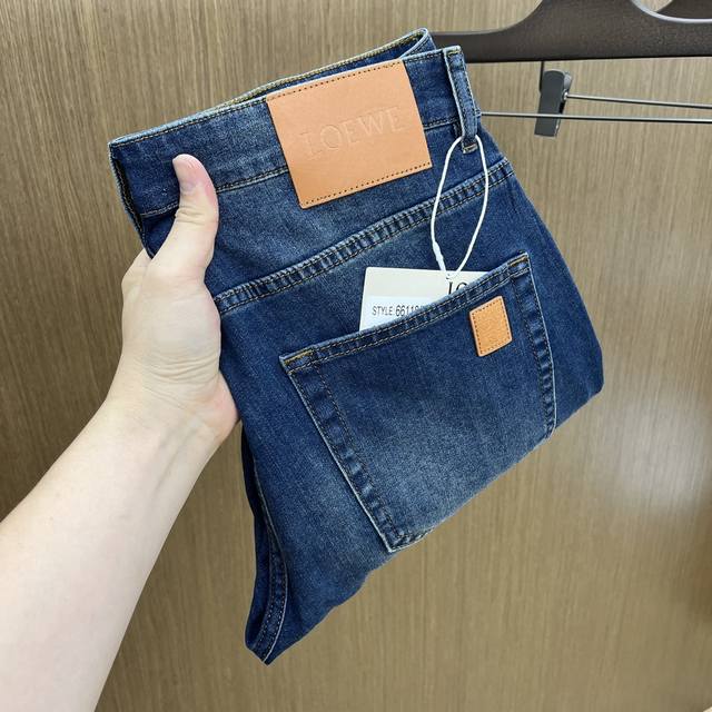 新款 Loe Ss春夏新品超柔和水洗牛仔裤 ，上身爆帅，小直筒设计，修身裁剪，男款顶级休闲棉质！高端弹力四季百搭通勤牛仔男裤！款式极其的百搭，面料弹力，材质也十