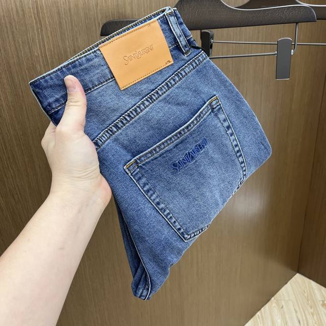 新款 Ysl Ss春夏新品超柔和水洗牛仔裤 ，上身爆帅，小直筒设计，修身裁剪，男款顶级休闲棉质！高端弹力四季百搭通勤牛仔男裤！款式极其的百搭，面料弹力，材质也十