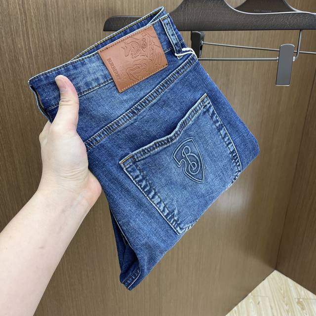 新款 Bbr Ss春夏新品超柔和水洗牛仔裤 ，上身爆帅，小直筒设计，修身裁剪，男款顶级休闲棉质！高端弹力四季百搭通勤牛仔男裤！款式极其的百搭，面料弹力，材质也十