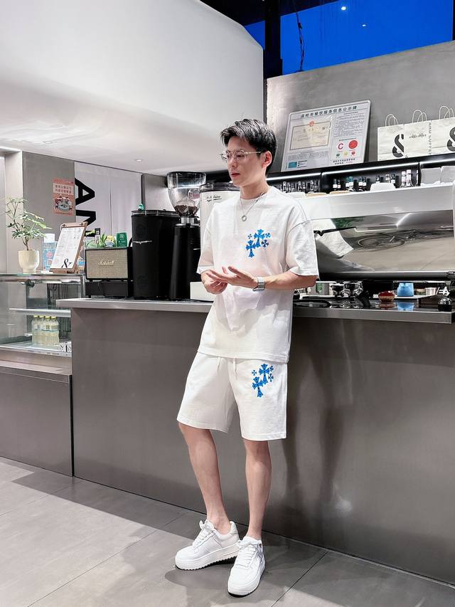 克罗心 高端定制领子袖子下摆做破洞设计 2025春夏新款首发专柜最新款短袖短裤休闲套装 重工凹凸图案设计 高端纯棉订制 设计前卫时尚！品牌Logo重工艺设计 高