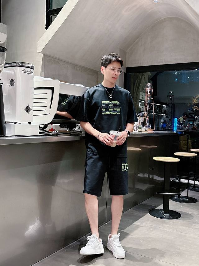 Dg 杜嘉班纳 高端定制领子袖子下摆做破洞设计 2025春夏新款首发专柜最新款短袖短裤休闲套装 重工凹凸图案设计 高端纯棉订制 设计前卫时尚！品牌Logo重工艺