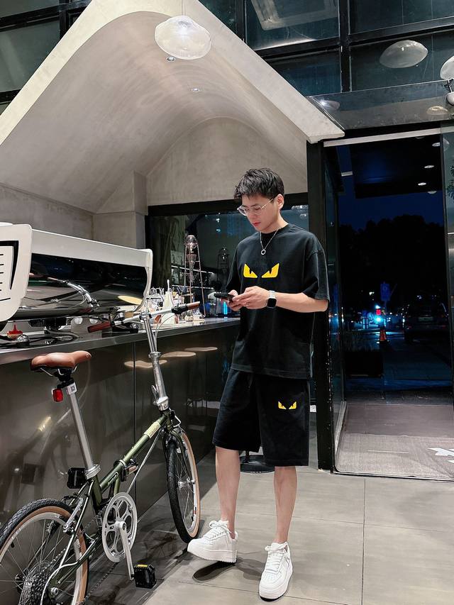 Fend. 芬迪 高端定制领子袖子下摆做破洞设计 2025春夏新款首发专柜最新款短袖短裤休闲套装 重工凹凸图案设计 高端纯棉订制 设计前卫时尚！品牌Logo重工