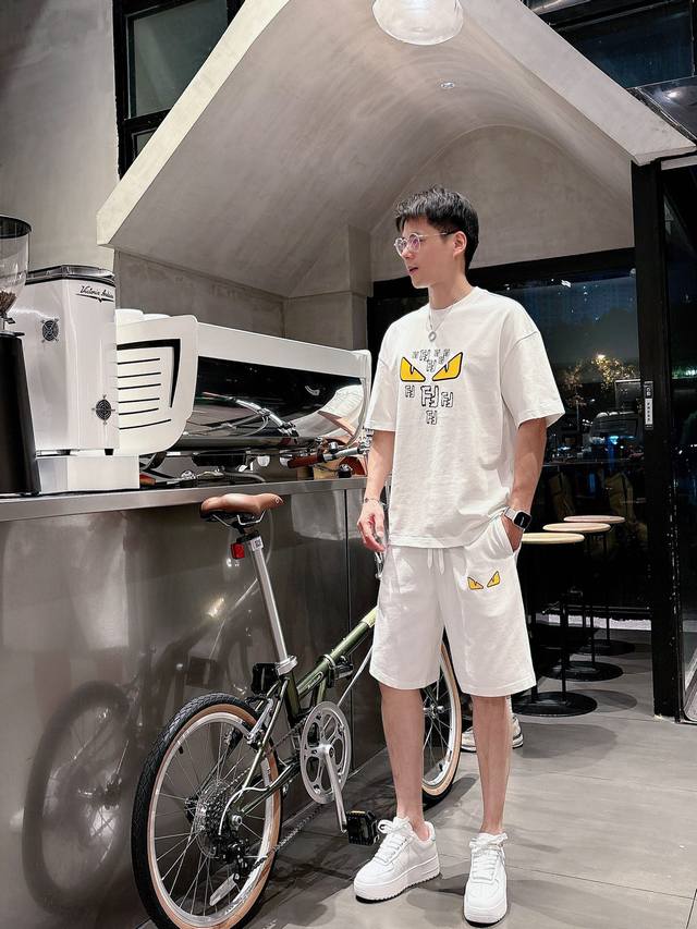 Fend. 芬迪 高端定制领子袖子下摆做破洞设计 2025春夏新款首发专柜最新款短袖短裤休闲套装 重工凹凸图案设计 高端纯棉订制 设计前卫时尚！品牌Logo重工
