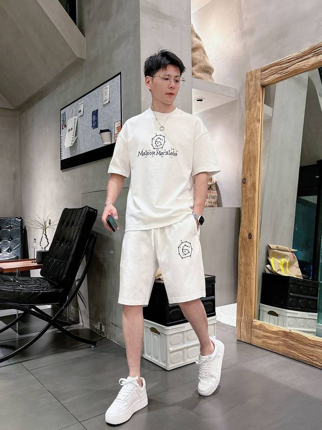 Mm6 马吉拉 高端定制领子袖子下摆做破洞设计 2025春夏新款首发专柜最新款短袖短裤休闲套装 重工凹凸图案设计 高端纯棉订制 设计前卫时尚！品牌Logo重工艺