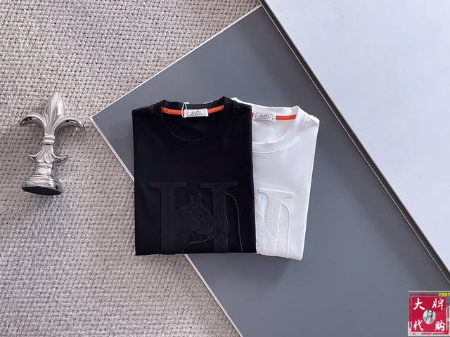 Hermes 爱马仕 顶级货品 春夏新款首发专柜最新款短袖圆领T恤 高端订制 设计前卫时尚！品牌Logo重工艺设计 高端定制纯棉面料.手感柔软.穿着舒适.专柜级