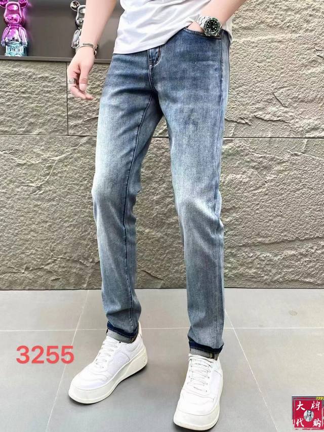 Dior 迪奥 男士牛仔裤原厂原布原洗水！进口原版水洗弹力面料，复杂的手工艺叠加，任何一个洗水环节多停留几秒都会变成完全不一样的颜色效果，所以越加珍贵，特别持久