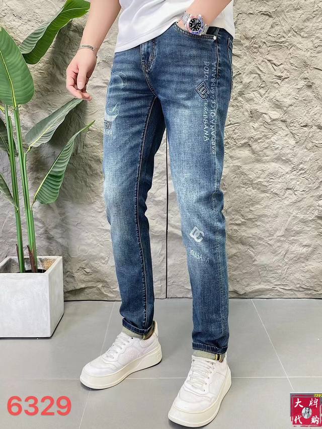 Dg 杜嘉班纳 男士牛仔裤原厂原布原洗水！进口原版水洗弹力面料，复杂的手工艺叠加，任何一个洗水环节多停留几秒都会变成完全不一样的颜色效果，所以越加珍贵，特别持久