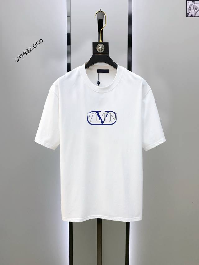 Valentino 华伦天奴 最新款男装短袖圆领T恤 专柜品质。进口丝光棉面料，极为亲肤舒适 摸上去手感非常的细腻，质感很好，做工细致。完美体现立体感 符合品牌