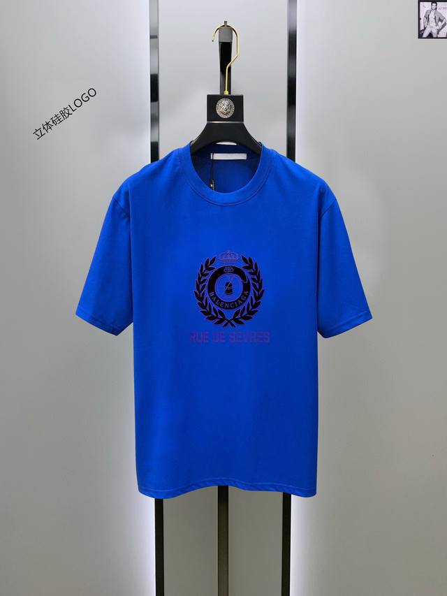 Moncler 蒙口 最新款男装短袖圆领T恤 专柜品质。进口丝光棉面料，极为亲肤舒适 摸上去手感非常的细腻，质感很好，做工细致。完美体现立体感 符合品牌一贯的设