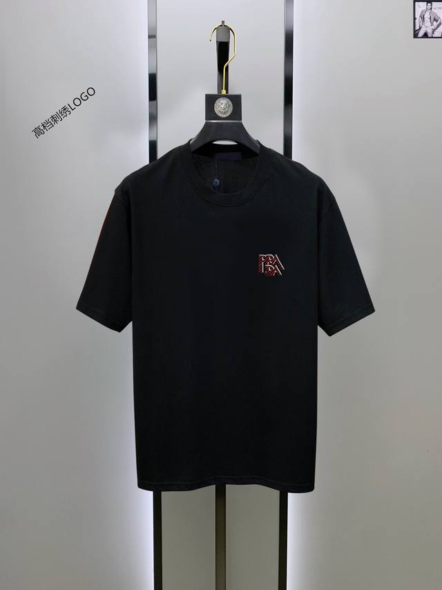 Prada 普拉达 最新款男装短袖圆领T恤 专柜品质。进口丝光棉面料，极为亲肤舒适 摸上去手感非常的细腻，质感很好，做工细致。完美体现立体感 符合品牌一贯的设计