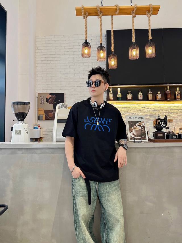 高端品质 长期有货 Loewe2025新款首发最新款短袖圆领T恤 高端订制 设计前卫时尚！高端定制高支棉面料.手感柔软.穿着舒适.级别精致车线.做工精细.上身效