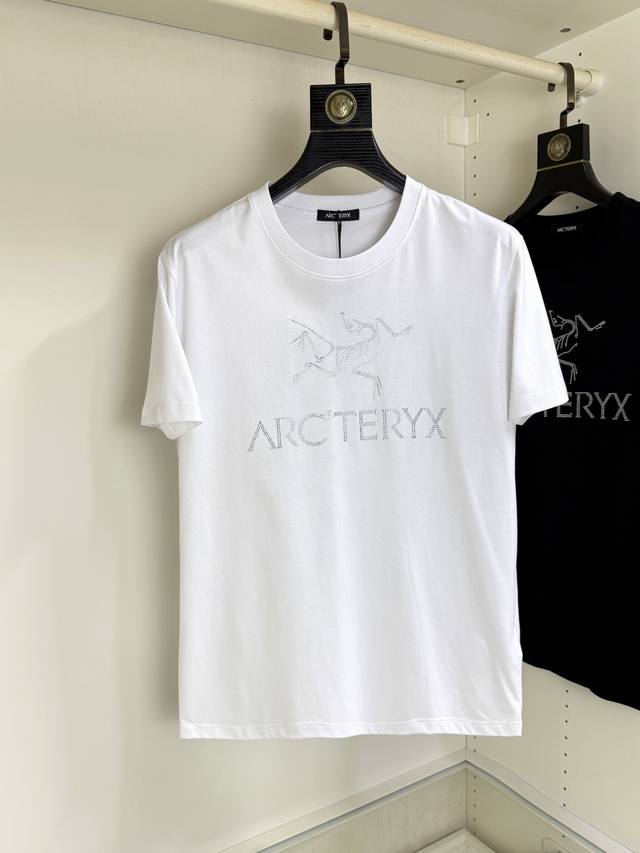始祖鸟胖哥福音4Xl穿200斤 顶级圆领休闲短袖高级定制百搭款式 任何人都可以轻松驾驭 面料全订制工艺 胸前奢华经典品牌最新Logo设计，非常显档次懂货的必须入