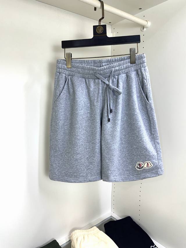 Moncler 蒙口 夏季新款时尚百搭休闲短裤 高级定制透气面料 透气弹力舒适度极高，细节无可挑剔，顶级辅料配备，原版Logo设计理念，手感细腻柔软！上身版型超
