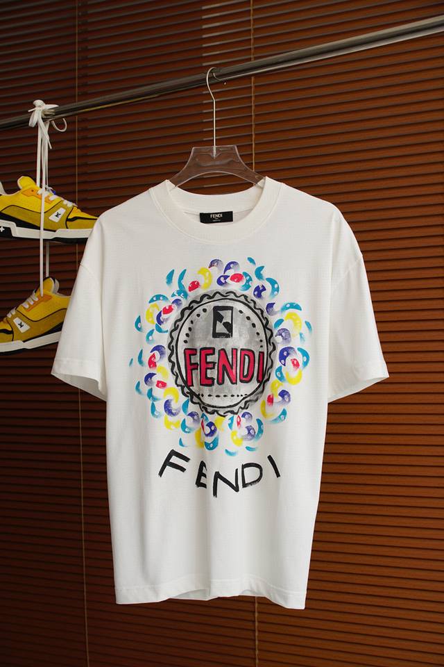 Fendi-2025春夏新款男女同情侣款休闲宽松棉质圆领短袖T恤衫！贸易公司渠道稀出，同步官网发售 ！ 2025春夏最新系列，经典时尚设计元素，为全新系列注入满