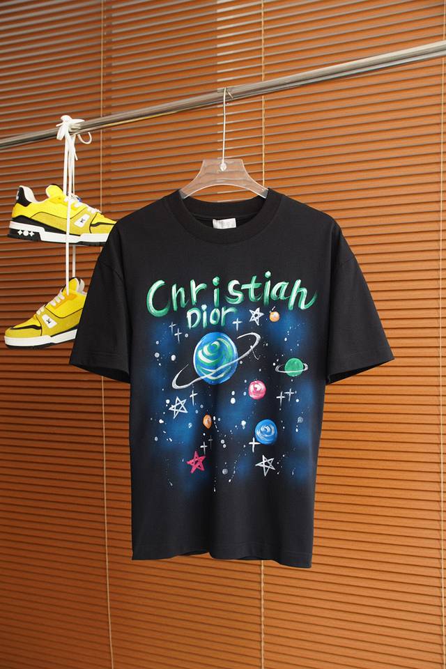 Dior-2025春夏新款男女同情侣款休闲宽松棉质圆领短袖T恤衫！贸易公司渠道稀出，同步官网发售 ！ 2025春夏最新系列，经典时尚设计元素，为全新系列注入满满