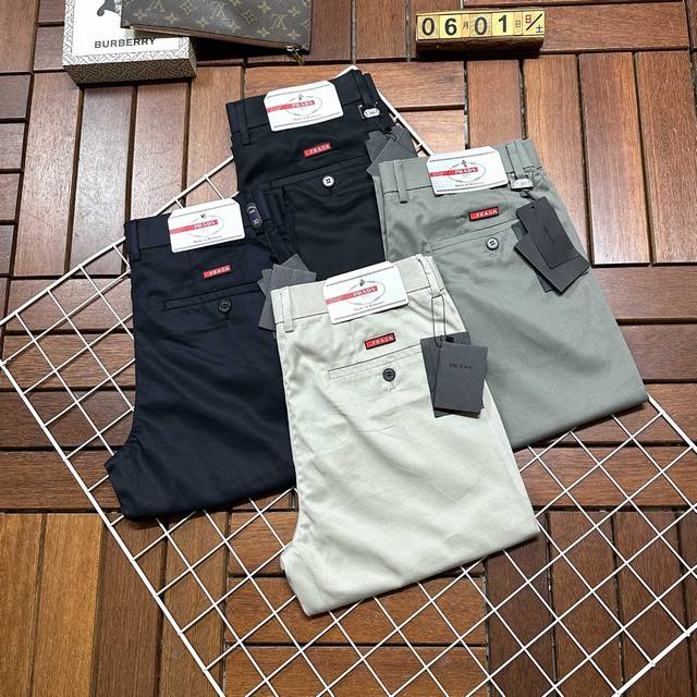 Prada普拉达爆款来袭 新款新品 专柜有售 实体店已极品休闲裤西裤专柜原版1:1好货，适合各个年龄段。市场最高版本的欧洲进口面料。舒适柔软亲肤，上身效果超级棒