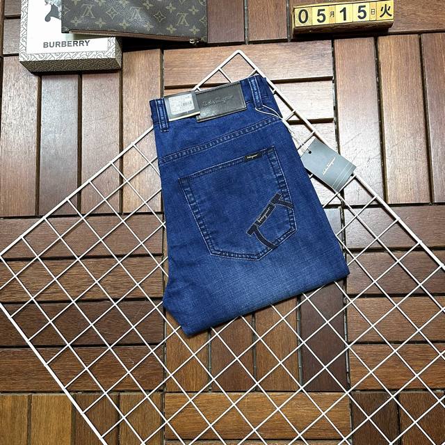 菲拉格慕爆款来袭 新款新品 专柜有售 实体店已极品牛仔裤专柜原版1:1好货，适合各个年龄段。市场最高版本的欧洲进口面料。舒适柔软亲肤，上身效果超级棒时尚百搭，笔