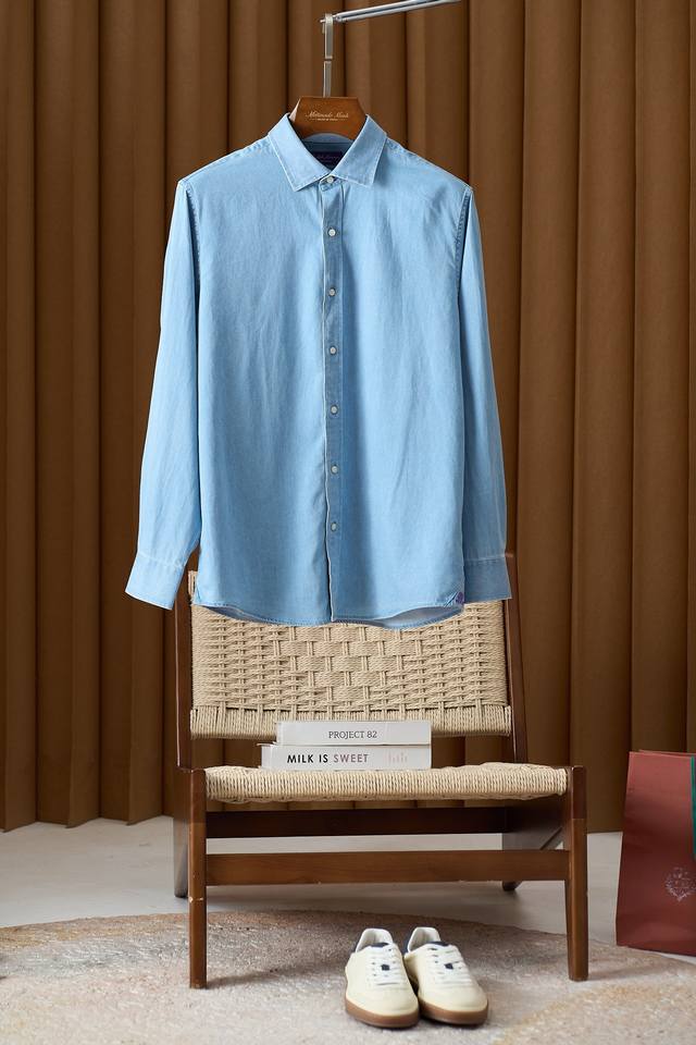 Ralph Lauren刺绣小标浅蓝牛仔衬衫的永恒魅力 时尚风云变幻，经典永不过时。在众多时尚单品中，Ralph Lauren小标浅蓝牛仔衬衫宛如一颗璀璨的明珠