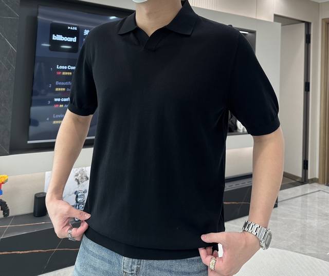 Z家 2025春夏最新男士无纽扣翻领短袖针织衫，精选针织棉质面料制成， 80支超柔长绒棉，16针密致针法，纹理清晰，紧密不易变形，质感软糯亲肤，尽显高端奢华品质