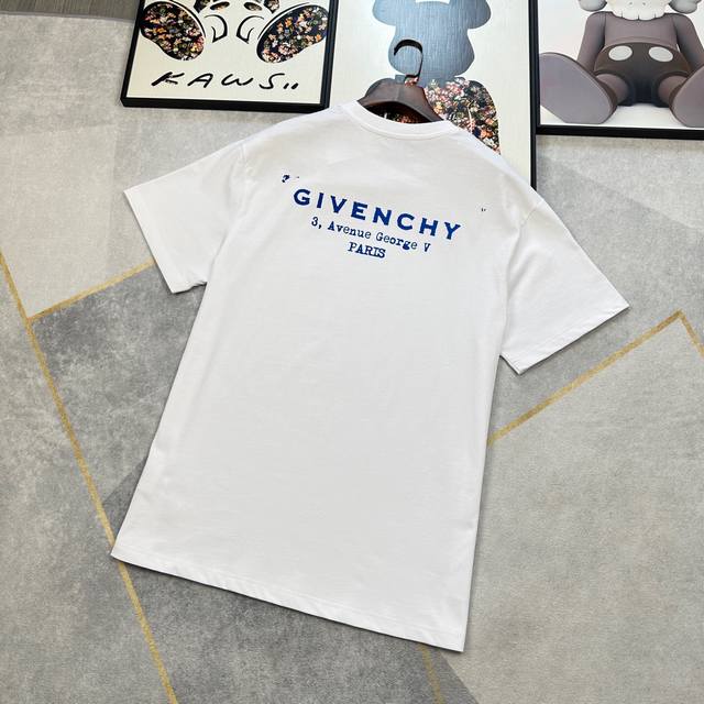 纪梵希 25年新款棉质短袖T恤背面饰以Givenchy Stamp印花经典设计和新设计的融合，肩部和领口都有特殊处理，版型很不错，材质是那种非常爽滑的面料，不会